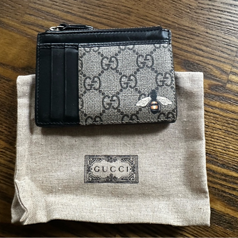 Gucci Bee GG Supreme Card Case Wallet